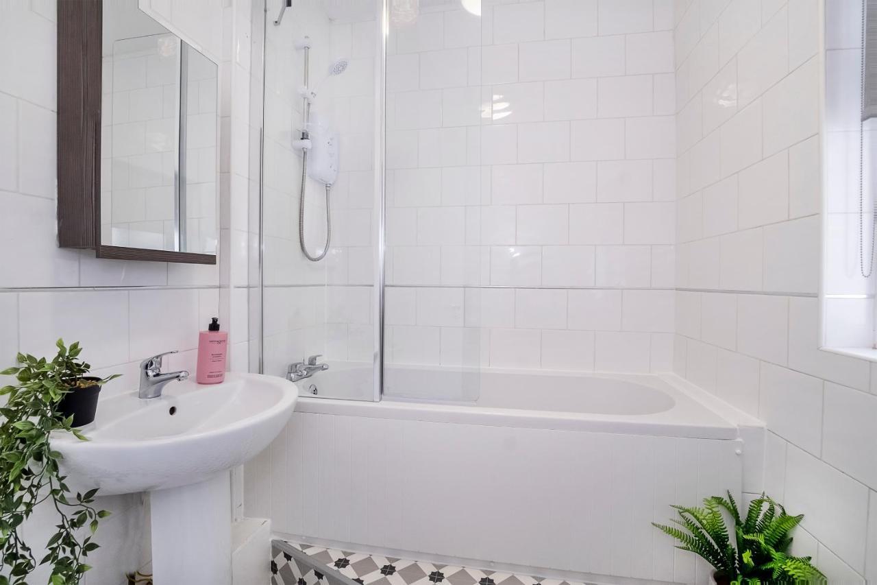 Stylish Hot Tub House With Free Parking! Villa York Ngoại thất bức ảnh