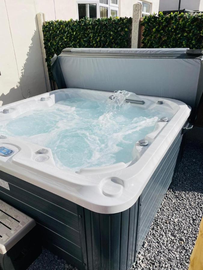 Stylish Hot Tub House With Free Parking! Villa York Ngoại thất bức ảnh